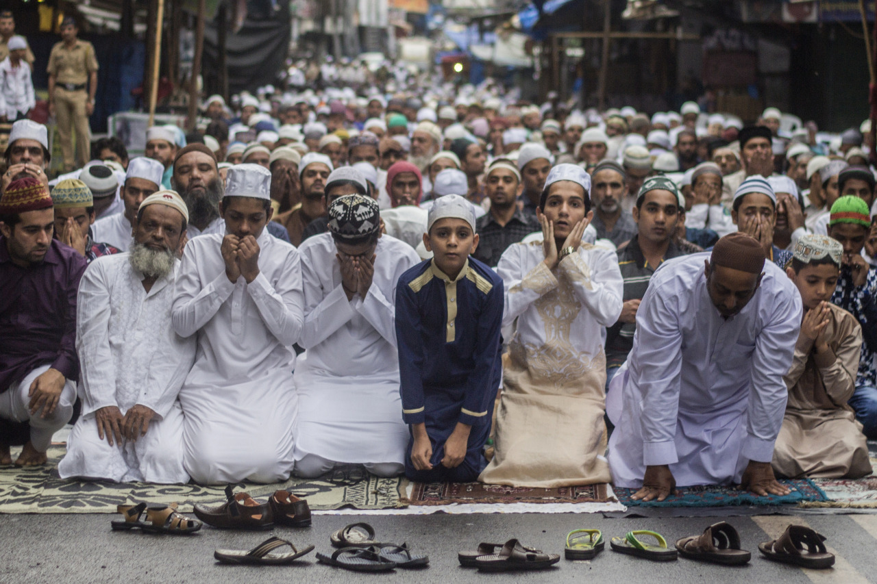Early morning prayers at Minara Masjid on the eve of Eid.
Bombay / Mumbai, India.